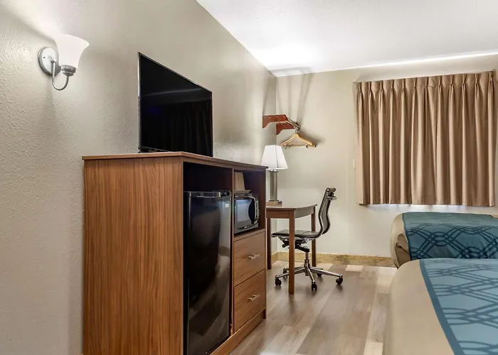 Econo Lodge Hays I-70