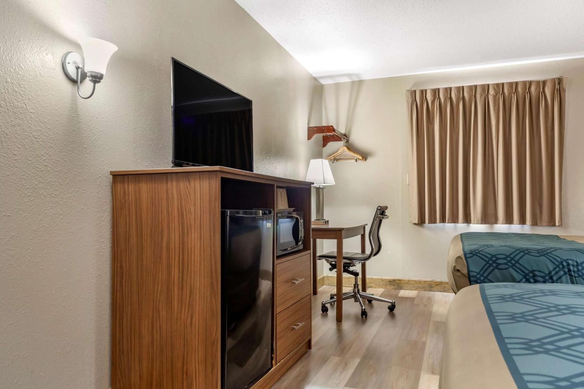 Lodge Econo I-70